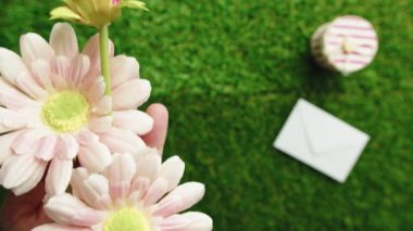 Annelerin bayram kutlaması için düz yeşil çayırda