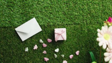 Annelerin bayram kutlaması için düz yeşil çayırda