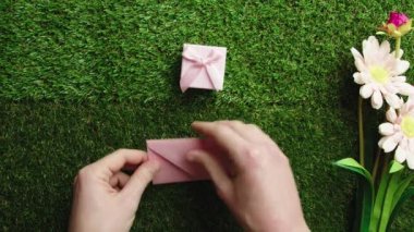 Annelerin bayram kutlaması için düz yeşil çayırda