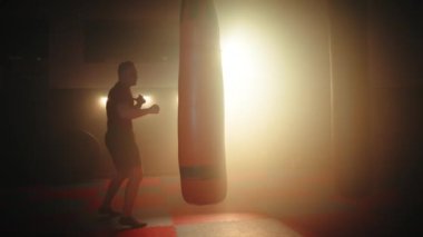 Spor salonunda boks yaparken kum torbasında ve ringde.