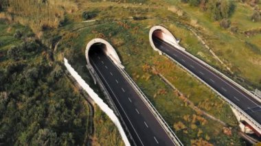 Arabalar yol tünelinden çıkıyor..