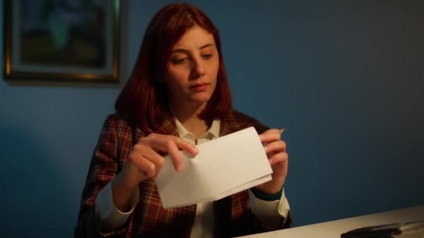 여자가 마음을 편지를 읽는다 — 비디오