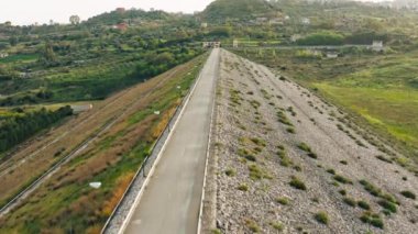 bir barajın havadan görünüşü.