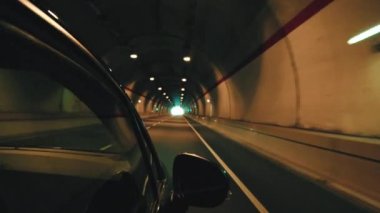 Araba camındaki bir yol tünelinin yansıması.