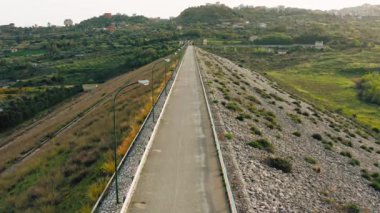 Terk edilmiş bir barajda çorak arazi..