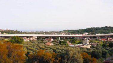 Otoyol köprüsü yamaçtaki köyü geçiyor..
