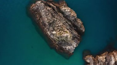 Kristal berrak denizdeki kayalıklar.