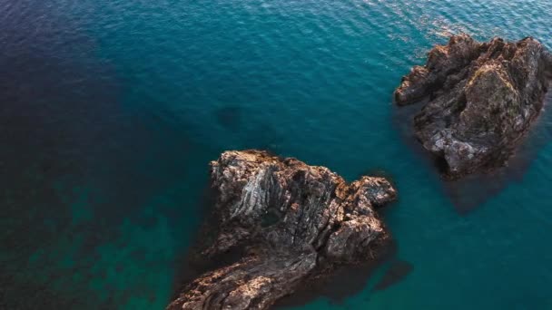 在蓝色平静的大海中发现的岩石 — 图库视频影像