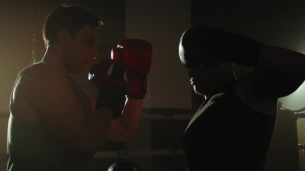 パンチバッグとリングにボクシングでジムでのトレーニング — ストック動画
