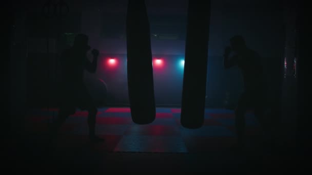 Entraînement Dans Salle Gym Avec Boxe Sur Sac Boxe Anneau — Video