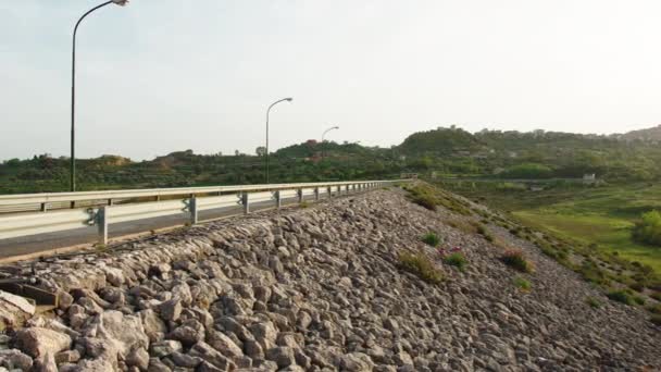 Capătul Unui Baraj Lângă Autostradă — Videoclip de stoc