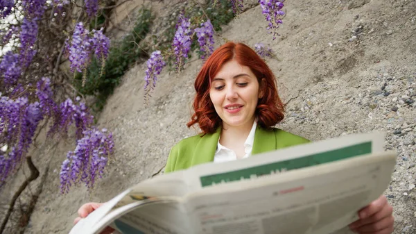 Gadis Bisnis Membaca Koran Bawah Pohon Wisteria Dekat Kantor — Stok Foto