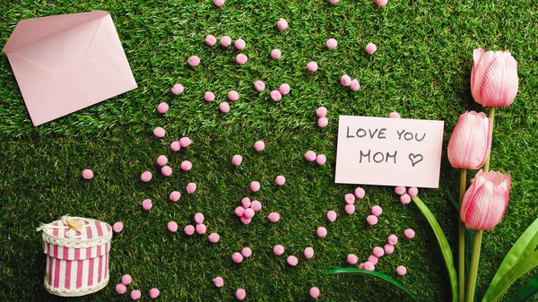 Menempatkan Surat Dan Hadiah Untuk Ibu Hari Liburan — Stok Foto