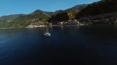 Sahildeki tekne durağanlığı.