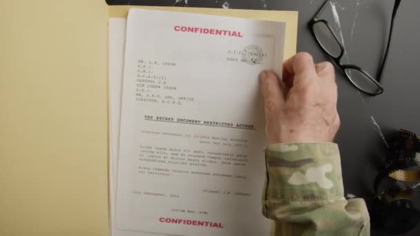 大統領府から極秘文書を見つけた — ストック動画