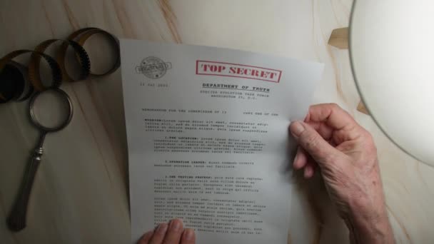 Скласти Секретний Документ Зверху Закрити Світло — стокове відео