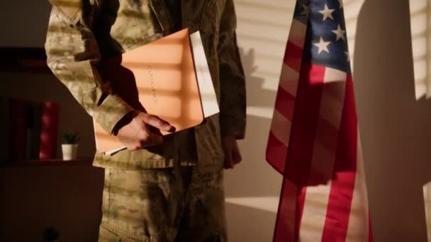 旗とフォルダを持つアメリカ軍 — ストック動画