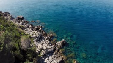 Denizleri ve okyanusları kirlilikten koru.