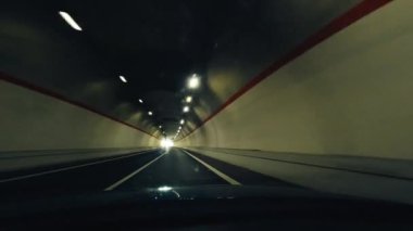 Araba otoyol tünellerinden geçiyor..
