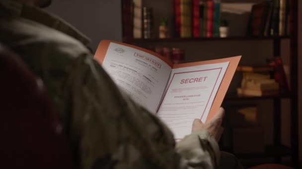 Soldado Uniforme Recibe Documentos Muy Secretos — Vídeos de Stock
