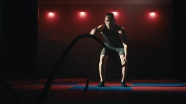 Spor salonunda boks yaparken kum torbasında ve ringde.