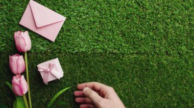 Annelerin bayram kutlaması için düz yeşil çayırda