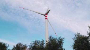 Gün batımında tepelerde temiz enerji üretimi için rüzgar santrali
