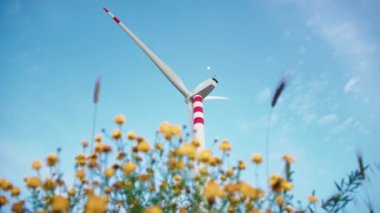 Gün batımında tepelerde temiz enerji üretimi için rüzgar santrali