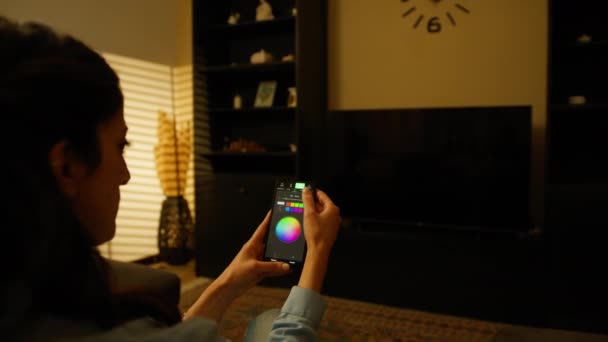 年轻女人拿着智能手机开灯 — 图库视频影像