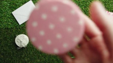 Annelerin bayram kutlaması için düz yeşil çayırda