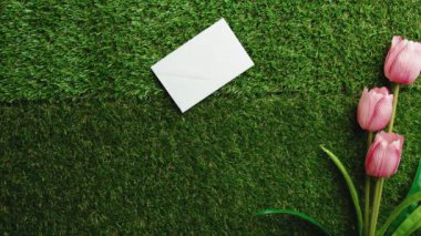 Annelerin bayram kutlaması için düz yeşil çayırda