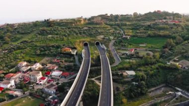 Otoyol tünellerinde hava manzarası. 