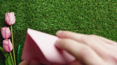 Annelerin bayram kutlaması için düz yeşil çayırda