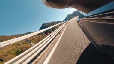 Otoyoldaki korkuluklar ve trafik işaretleri.