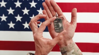 Anma Günü ABD bayrağıyla arka planda.