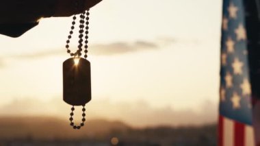 Anma Günü ABD bayrağıyla arka planda.