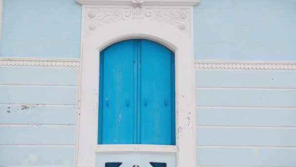 Μπλε Τυπική Sicilian Ξύλινο Παράθυρο Και Την Πόρτα Του Σπιτιού — Αρχείο Βίντεο