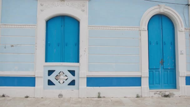 Μπλε Τυπική Sicilian Ξύλινο Παράθυρο Και Την Πόρτα Του Σπιτιού — Αρχείο Βίντεο