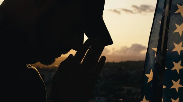 Soldier Berdoa Untuk Hari Peringatan Perang Mati Terhadap Matahari Terbenam — Stok Foto