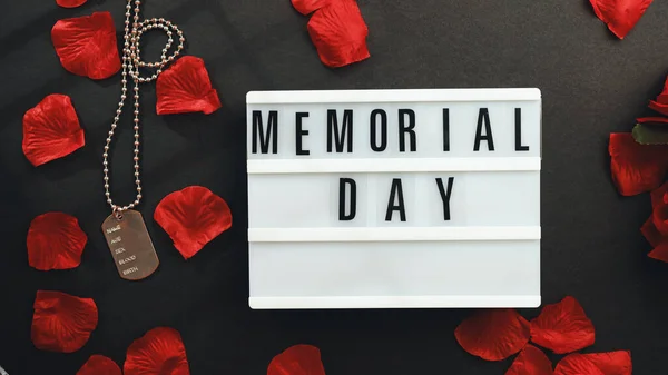 軍板と赤い花弁のメモリアルデーの背景 ロイヤリティフリーのストック画像