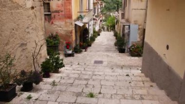 Tipik Sicilya caddesi şehrin antik evleri arasında.