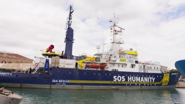 Sos Ανθρωπότητα Διάσωσης Βάρκα Ασφαλείας Για Τους Μετανάστες Στον Ωκεανό — Αρχείο Βίντεο
