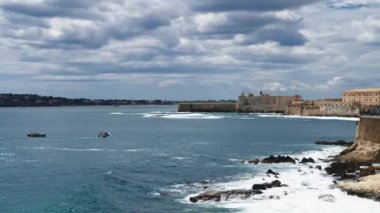 İtalya 'nın Siracusa şehrinde şato ve manzaralı Akdeniz manzarası
