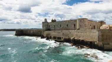Siracusa Kalesi Tehlike Şehri Kale ve Manzaralı Akdeniz manzarası