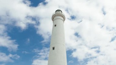 Sicilya 'nın Punta Secca şehrinde gün ışığında beyaz kule deniz feneri..