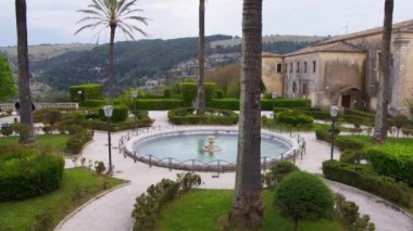 Sicilya 'da Ragusa adlı çeşmeli bir turistik park.