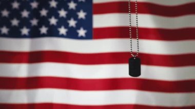 Anma Günü için Amerikan bayrağında askeri plaka silueti.