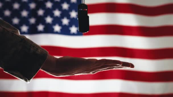 Рука Милитара Держит Табличку Американским Флагом День Памяти — стоковое видео