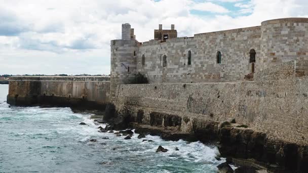 西拉库萨城堡位于意大利的梅尼亚斯城 俯瞰着城堡和美丽的地中海 — 图库视频影像
