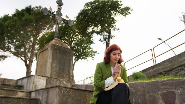 Genç kadın elleri bağlı dua ediyor..